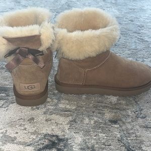 Mini Ugg boots with bow